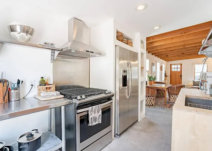 Barrio Retreat - Historic 1900 Adobe Downtown Apartment