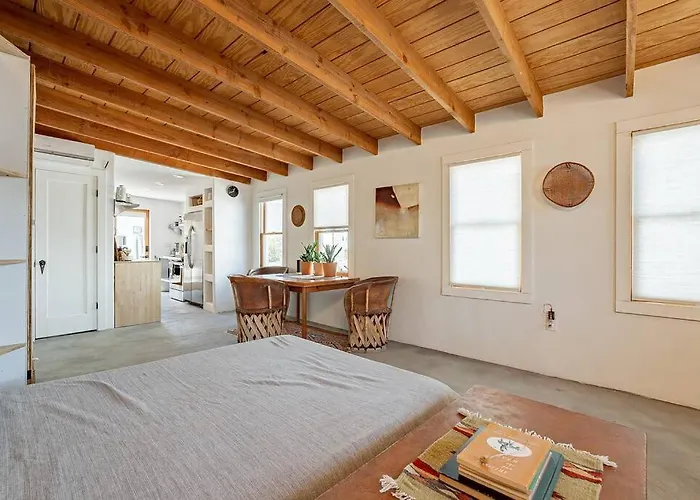 Barrio Retreat - Historic 1900 Adobe Downtown Apartment